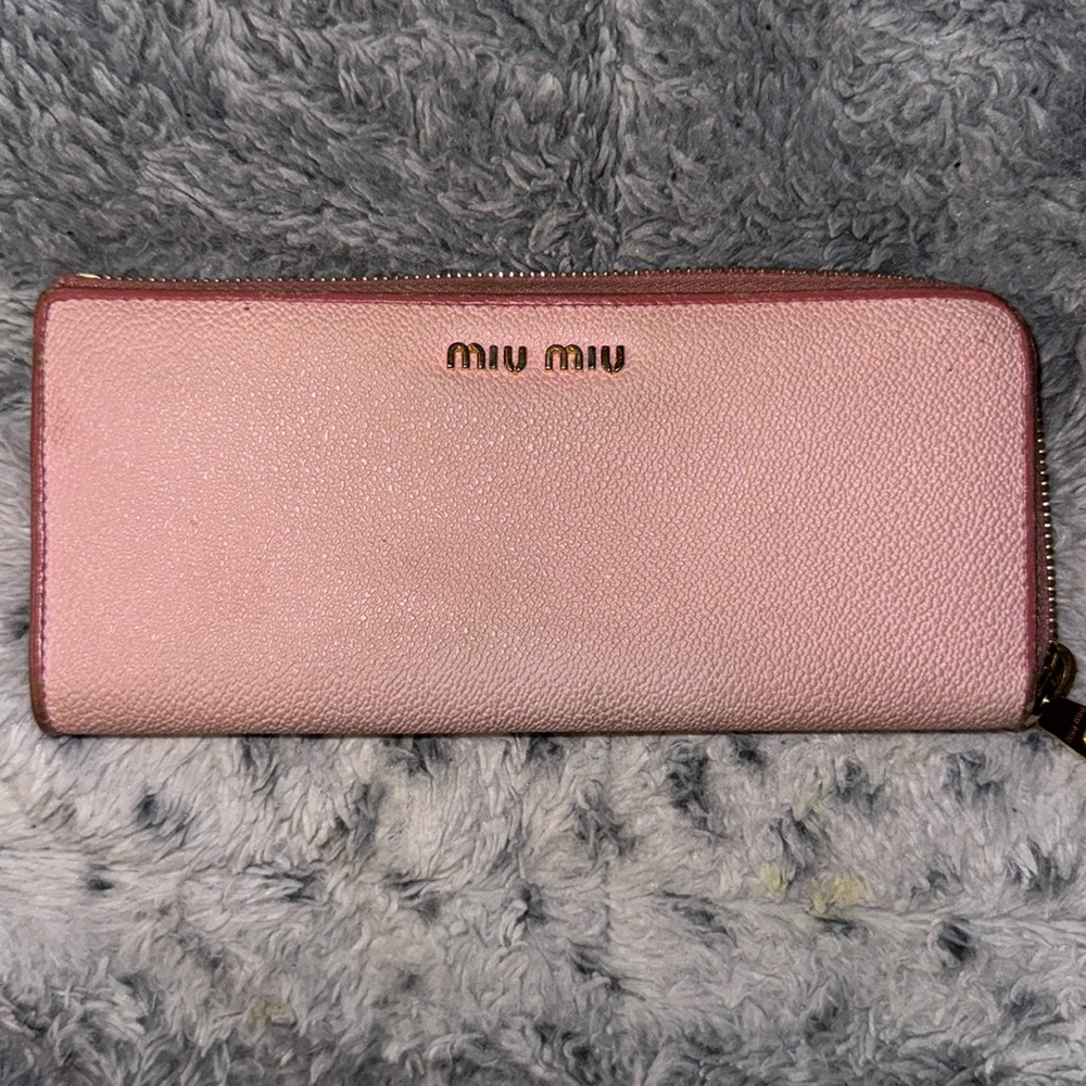 Women’s or Men’s Miu Miu Vintage Pink Wallet! Super rare & great condition